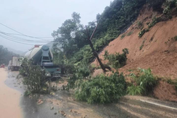 Landslide strikes bus on mountain pass in Vietnam, killing 6, as heavy rain persists