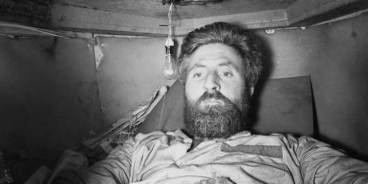 El hombre que vivió 61 días enterrado en un ataúd: comida por un agujero, un balde como inodoro y un final triste