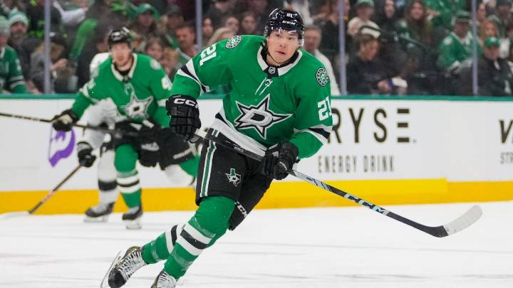 Jason Robertson’s natural hat trick leads Stars past Flyers