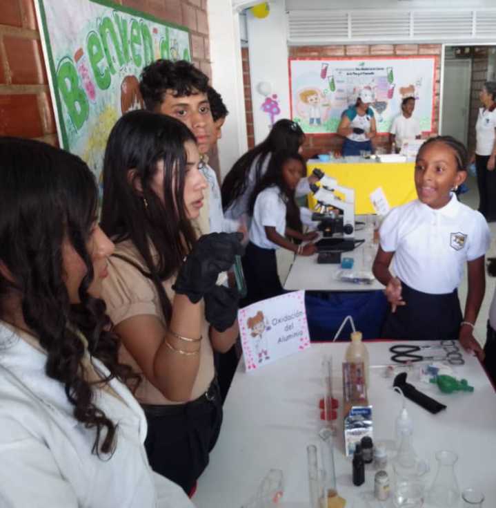 C.E. Juan José Mendoza incentiva el conocimiento de la ciencia