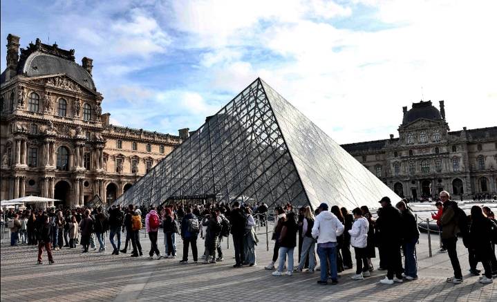 Sospechosos del robo en el Louvre son una pareja con hijos, revela fiscal; investigan ADN en montacargas