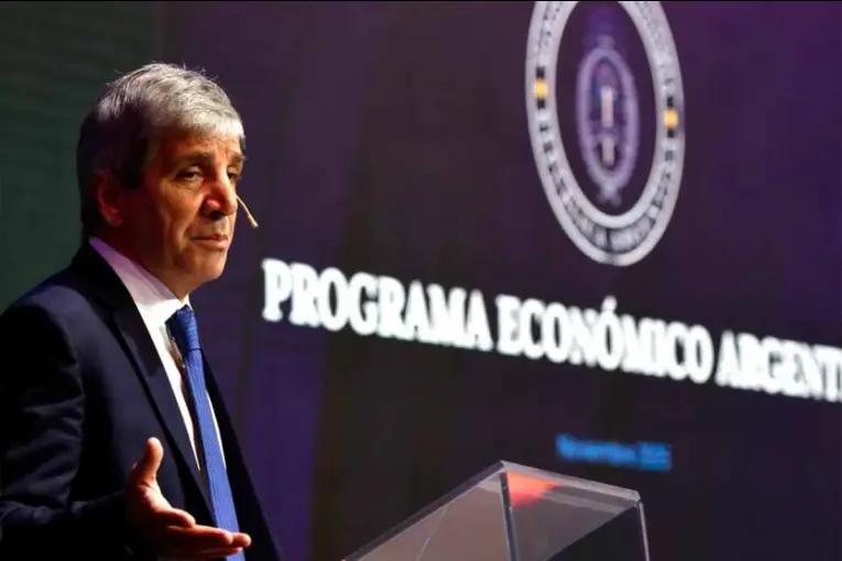 Caputo descartó una flotación libre del dólar: "El techo de la banda está bien calibrado"