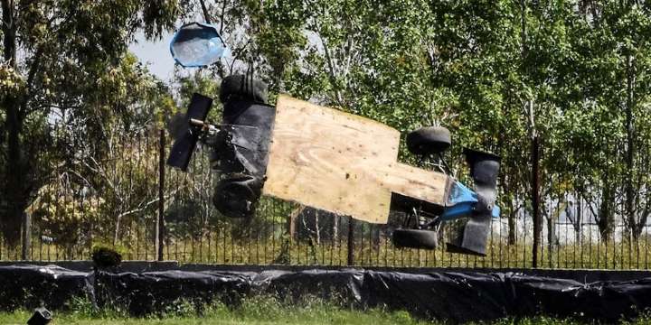 Espeluznante accidente en una carrera en La Plata: “Salí a dar una vuelta y di como cuatro, el auto no sirve más”