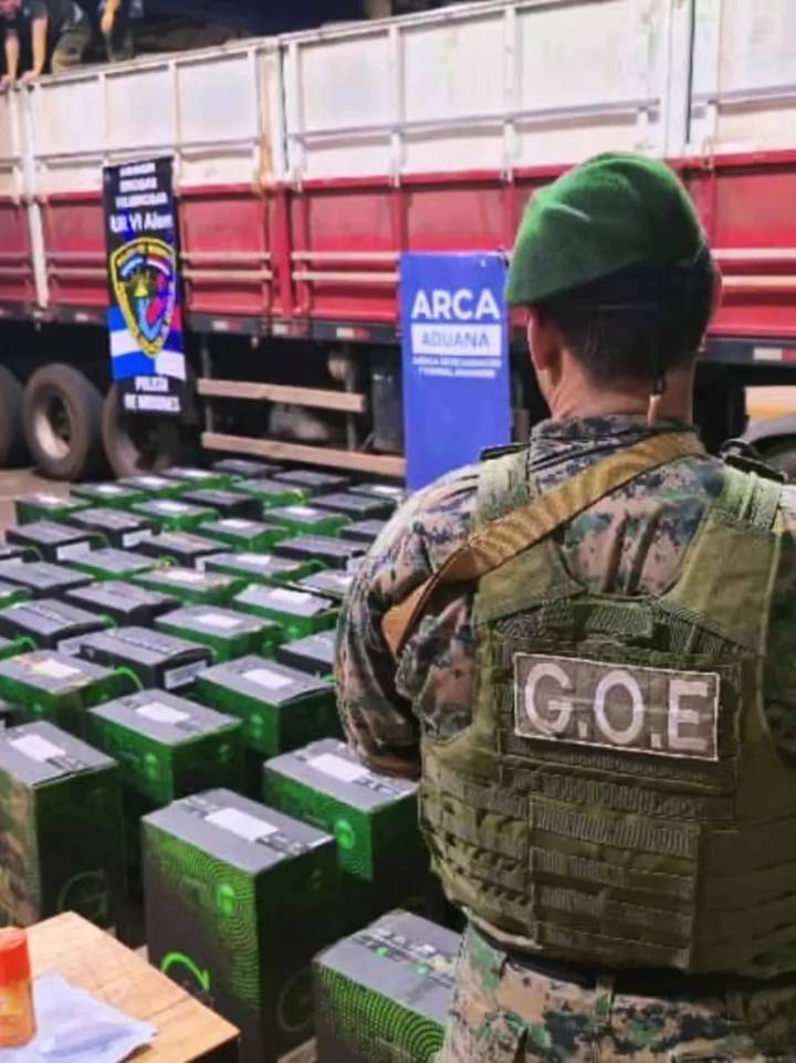 Incautación récord de cigarrillos ilegales: más de 100 mil atados ocultos en un camión