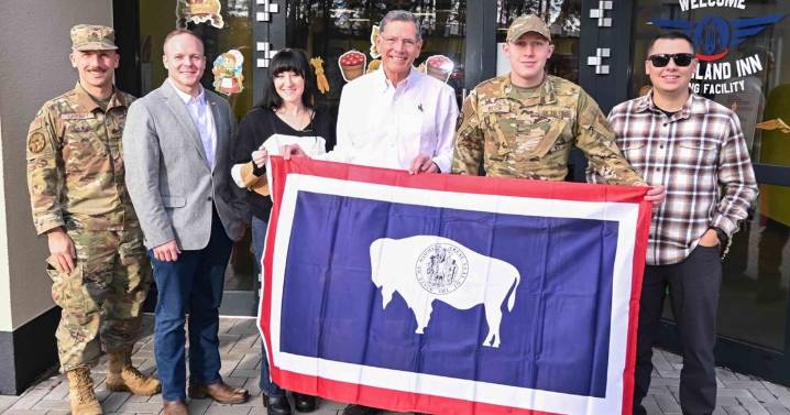 Barrasso shares Thanksgiving Dinner with Wyoming troops in Germany