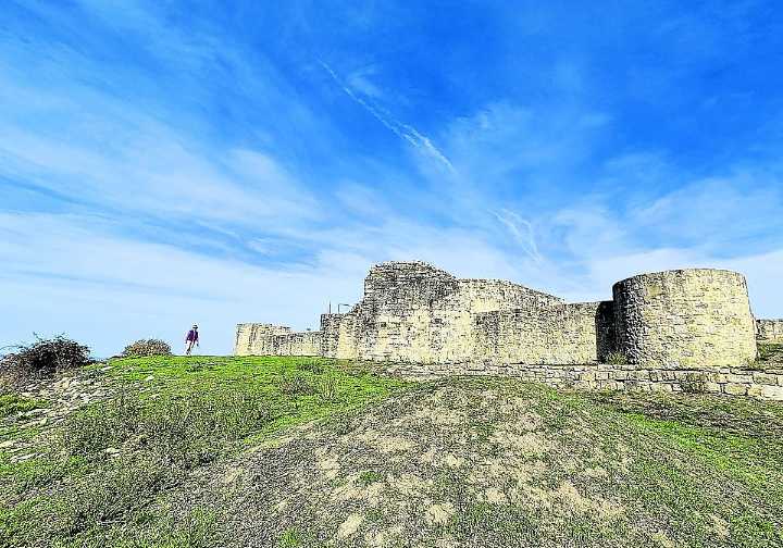 Irulegi, entre gruesas paredes amuralladas