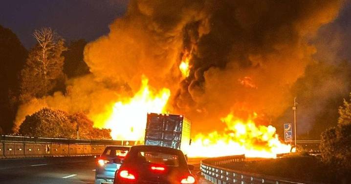 Se incendia pipa en Ixtapaluca y cierran la México