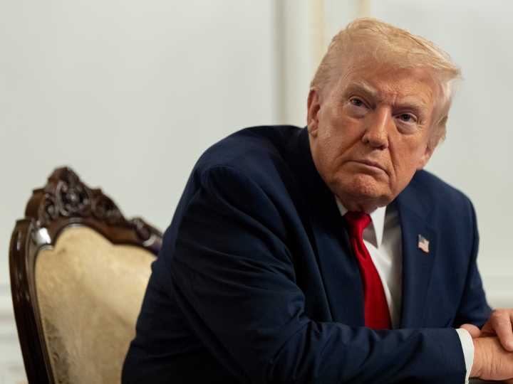 Donald Trump muestra contradicciones al anunciar el indulto de un narcotraficante y amenazar a Venezuela