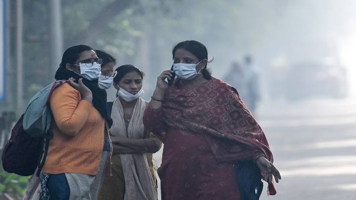 Delhi weather today: AQI breaches 400 in several areas, toxic smog blankets national capital