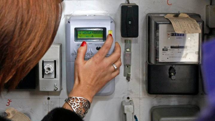 Condenan a una eléctrica por acusar sin pruebas a un cliente de manipular el contador