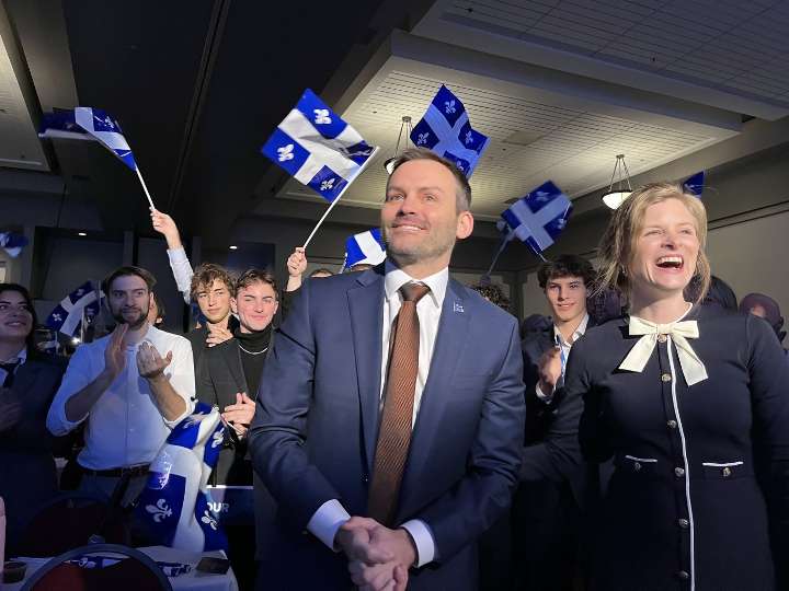 PQ leader rallies troops as Quebec Liberals warn against Quebec currency policy