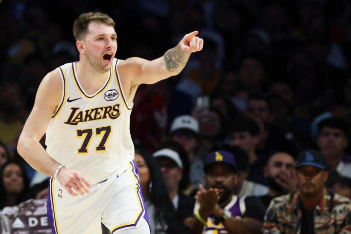 Lakers vencen 130-120 al Heat con triple-doble de Luka Doncic – Chicago Tribune