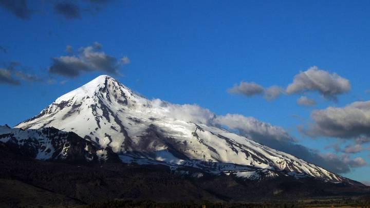 Una zona de hielo y precipicios. Riesgoso rescate de un hombre de 45 años que se cayó cerca de la cumbre del Lanín