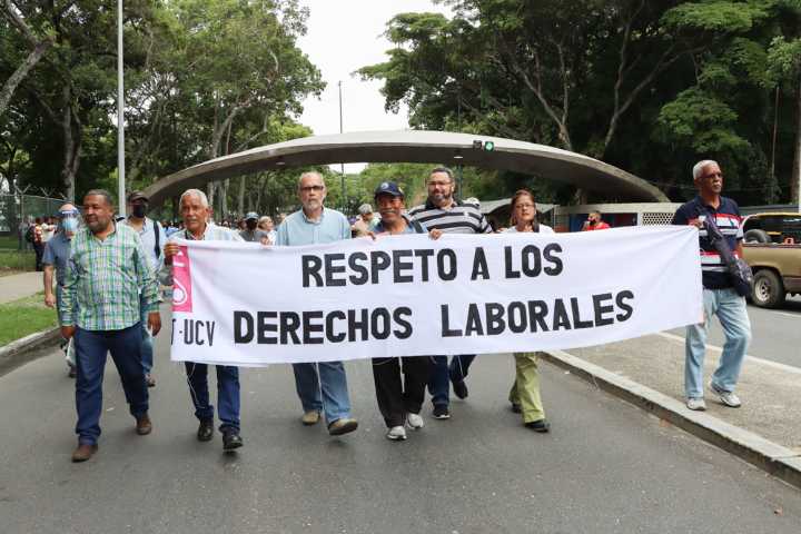 Profesores universitarios se reinventan para sobrevivir