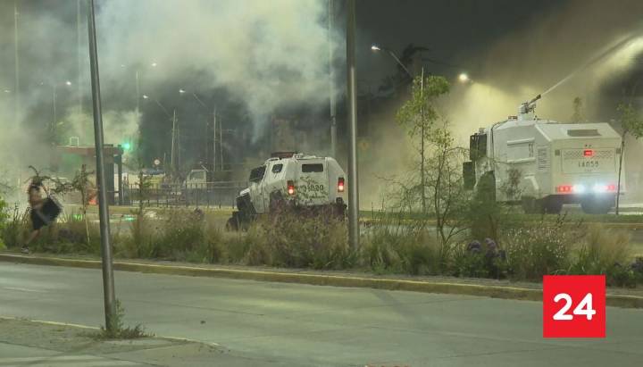 Diversos disturbios se registran tras retiro de toldos en feria navideña ilegal en Peñalolén