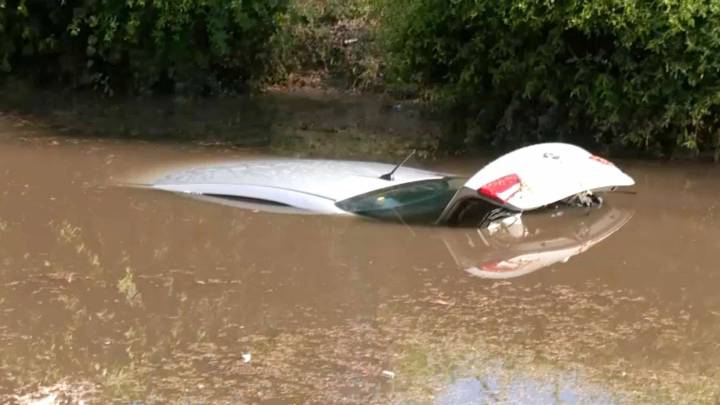 Autos terminaron hundidos en un paso bajo nivel que se inundó en Ñuñoa: Conductores escaparon nadando
