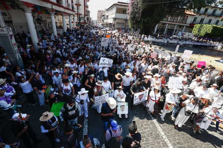 Uruapan exige justicia: multitudinaria marcha por el asesinato del alcalde Carlos Manzo