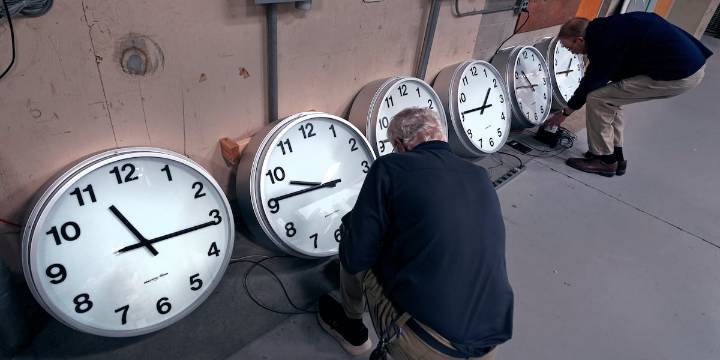 Clocks turn back Sunday as daylight saving time ends; here’s the effect on your body