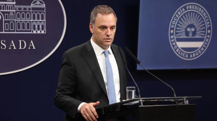 En su primera conferencia como jefe de Gabinete, Manuel Adorni celebró el acuerdo con EE.UU.