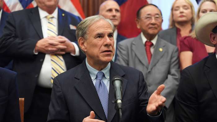 Gov. Abbott threatens to put ‘100% tariff’ on anyone moving to Texas from New York City... Can he legally do that?