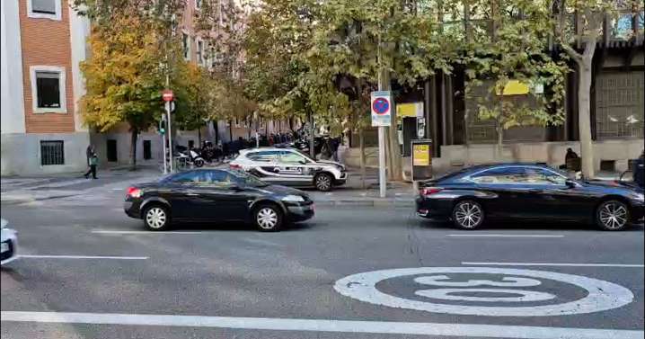 Retenciones en las calles del barrio Salamanca por el blindaje ante la visita del presidente de Alemania