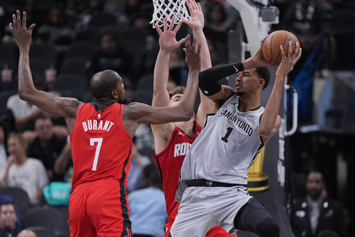 Barnes y Wembanyama lideran a Spurs en victoria 121-110 sobre Rockets en la Copa NBA