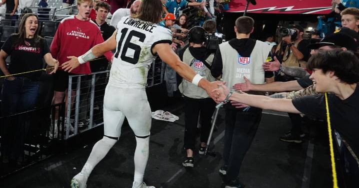 Jaguars aim to extend winning streak against struggling Titans