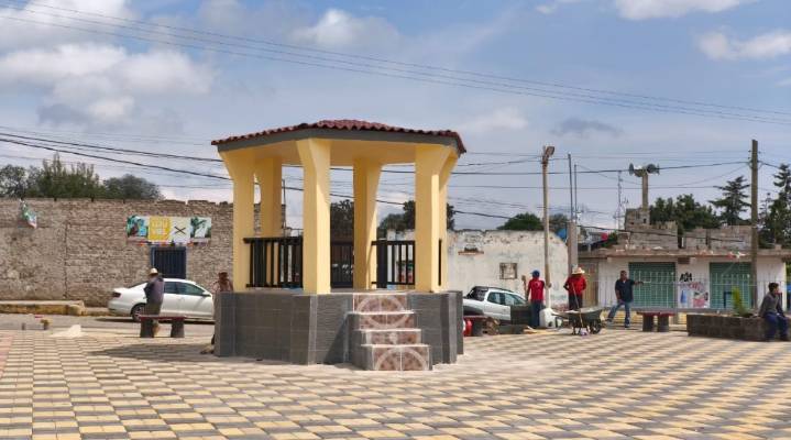 Reviven hidrante olvidado 31 años y transforman plaza de Techachalco