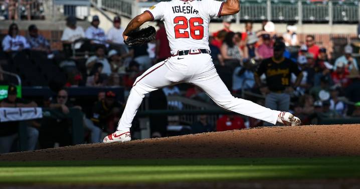 What to make of Braves re-signing Raisel Iglesias and trading for Mauricio Dubón