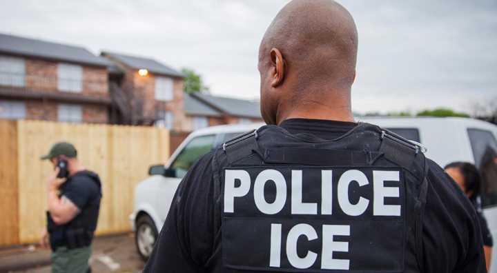 Se hacía pasar por agente de ICE: empleado de iglesia en Texas enfrenta graves cargos de extorsión