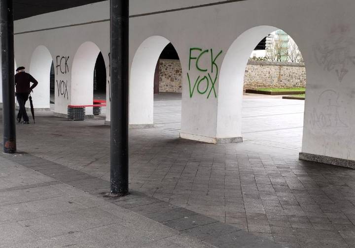 Vox ante las pintadas en Lasarte-Oria por su acto de esta tarde: «ETA ya nos está esperando»