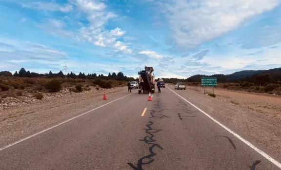 Trabajan en bacheo en Empalme RN237 y Villa La Angostura