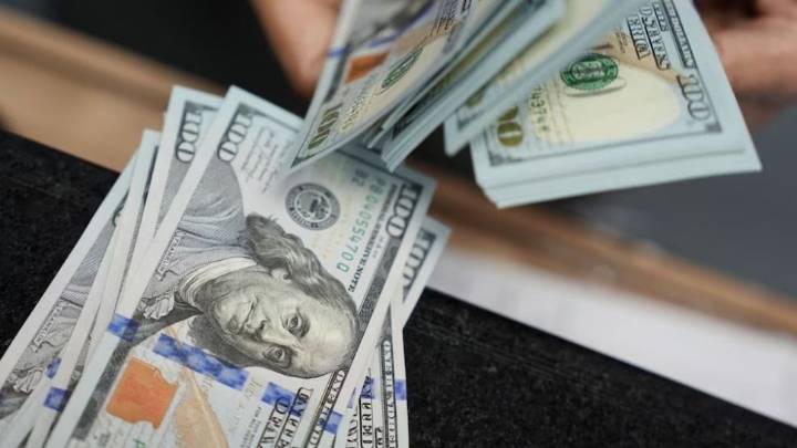 Casi dos millones de argentinos se volcaron a comprar dólares en octubre