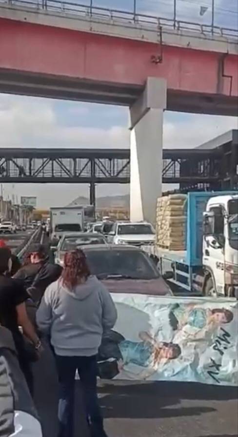 Policías de Valle de Chalco bloquean la México-Puebla por falta de pago