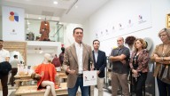 El talento almeriense estrena un gran escaparate en el centro de Almería para la campaña de Navidad