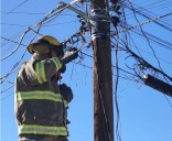 Bomberos retiran cables eléctricos