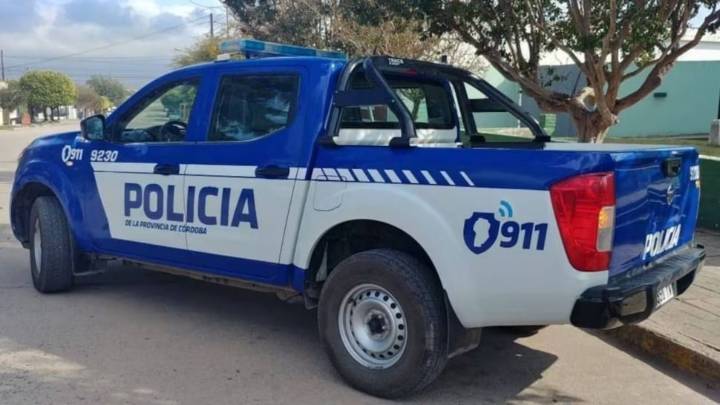 Un hombre empujó a un policía desde un techo para evitar ser arrestado