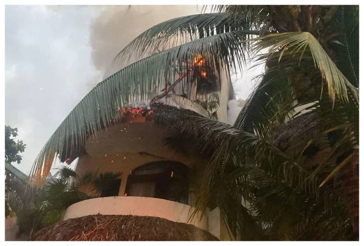Piromaniaco prede fuego a palapa en Sayulita y agrede a vecino que intentó detenerlo