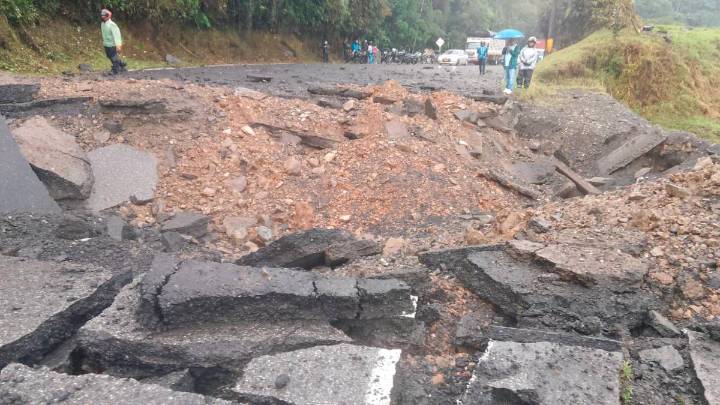 En video | Atención: grupos armados dinamitaron y destruyeron la vía a la Costa entre Yarumal y Valdivia