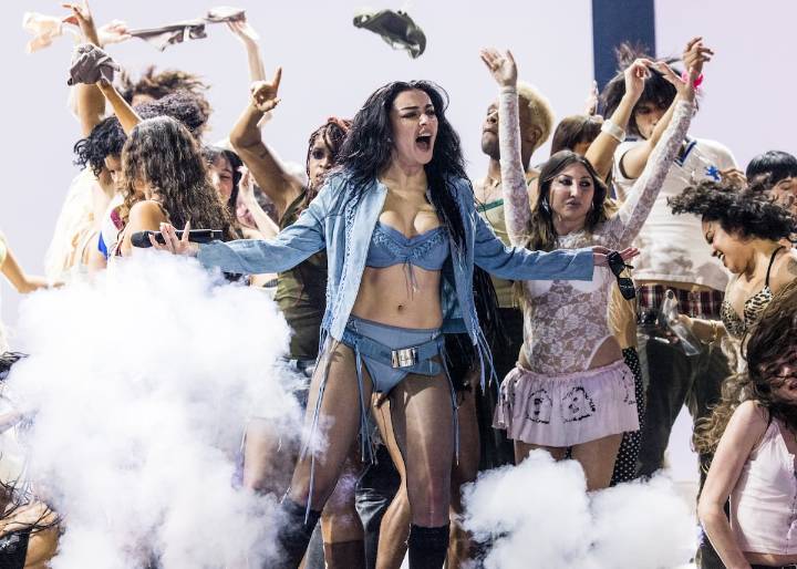 Charli XCX reflexiona sobre la parte “ridícula” de ser una estrella del pop: “A veces te avergüenzas de lo absurdo que es todo”