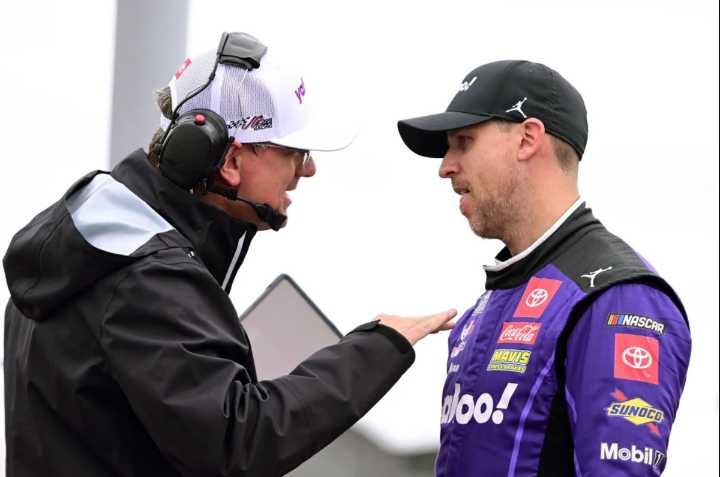 “F****NG Idiot”: NASCAR Fans Rips Off Denny Hamlin’s Crew Chief After Heartbreaking Phoenix Loss Fans erupted in anger after Denny Hamlin’s crew chief, Chris Gayle, whose tire strategy cost Hamlin his