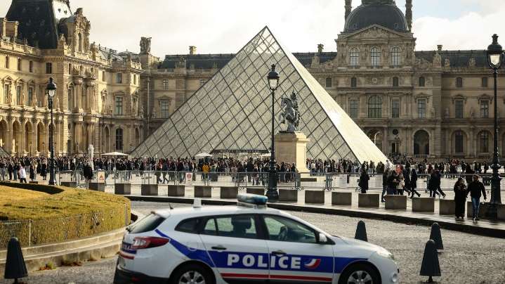4 more arrested in $102M Louvre jewel heist, Paris prosecutor says