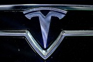 Demanda culpa a fallas de diseño de Tesla por accidente que mató a una mujer