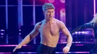 Robert Irwin Suffers Rib Injury Ahead of ‘DWTS’ Finale, Partner Witney Carson Says They’re Both ‘Falling Apart’ | Dancing With the Stars, Robert Irwin, Witney Carson | Celebrity News and Gossip | Ente