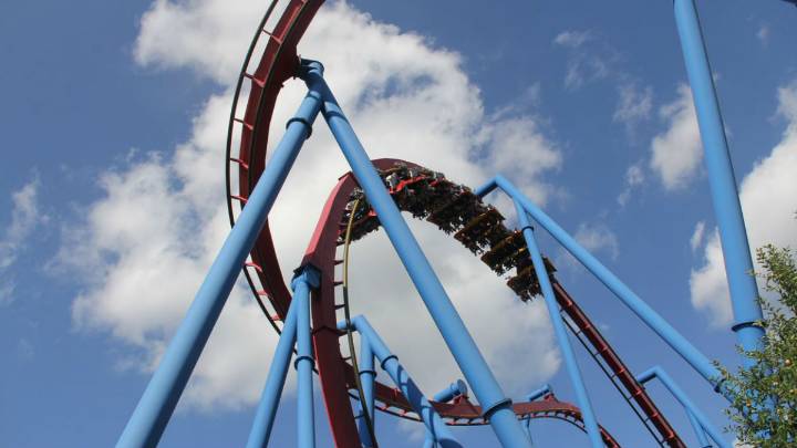 When does Six Flags Great America close for 2025?
