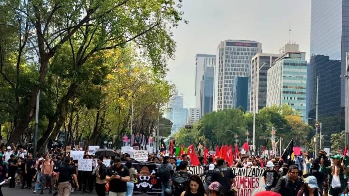 Jóvenes protestan en CDMX contra la violencia en México con la bandera del movimiento de la "Generación Z"