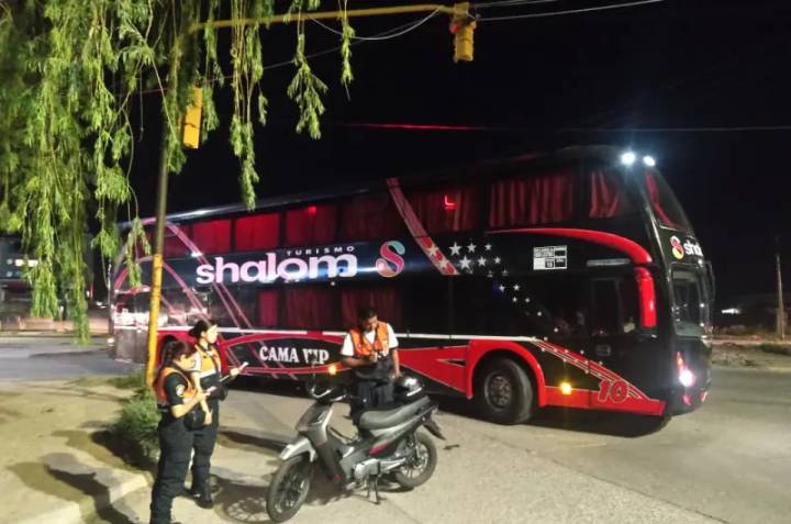 Accidente en Av. Colón y Solís: un cadete de policía resultó herido tras ser embestido por un colectivo