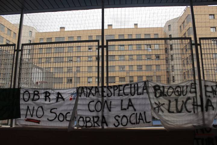 Un centenar de vecinos de Vallecas podrían quedarse en la calle por la venta de sus pisos sociales a un fondo de inversión