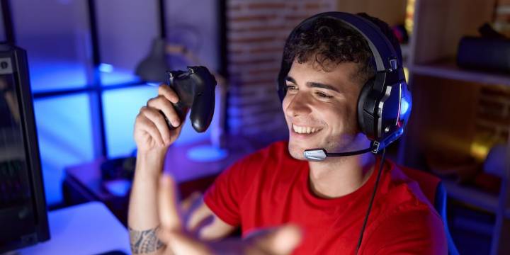 Proponen que influencers cuenten con título profesional y otros requisitos para difundir información