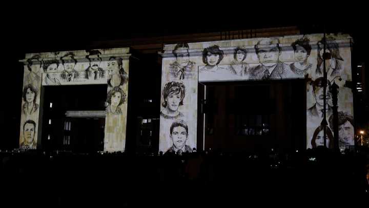 Rostros de víctimas del Palacio de Justicia de Colombia llenan su fachada en el 40 aniversario